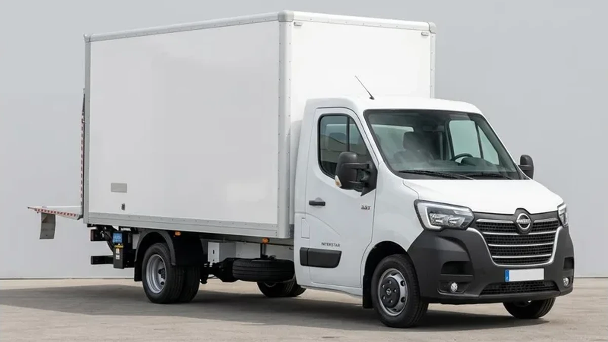 Nissan Interstar mit Hebebühne